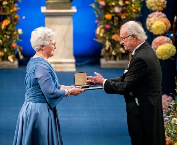 Anne L’Huillier receiving her Nobel Prize from H.M. King Carl XVI Gustaf of Sweden at Konserthuset Stockholm on 10 December 2023.